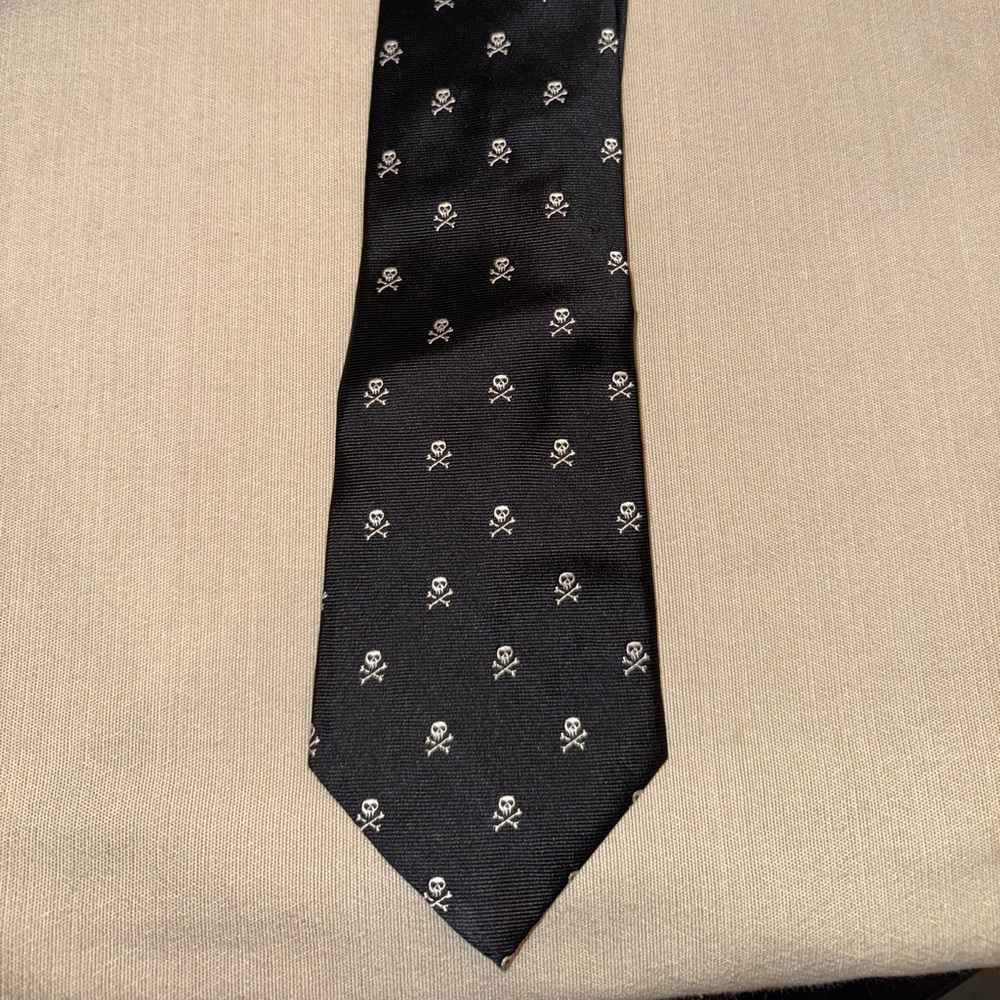 Vineyard Vines Necktie Hand Made in USA Black Skull Crossbones Silk 60x4”
